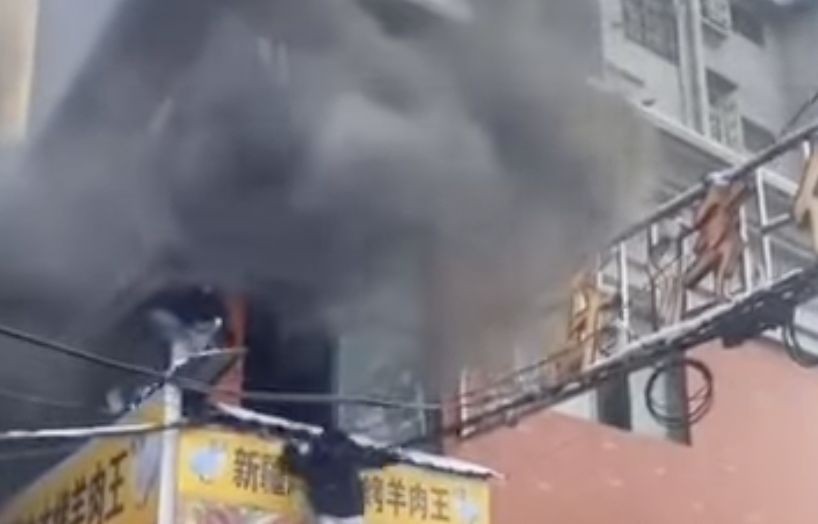 商店街爆火警！補習班「39人命喪火窟」濃煙竄天際　為活命爬窗「現場畫面曝光」