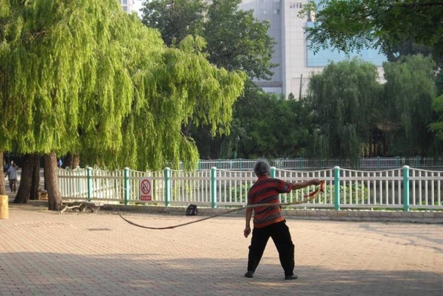 住女兒家養老！她發現我「每月3萬退休金」全給兒子　氣得趕我走「結局太唏噓」