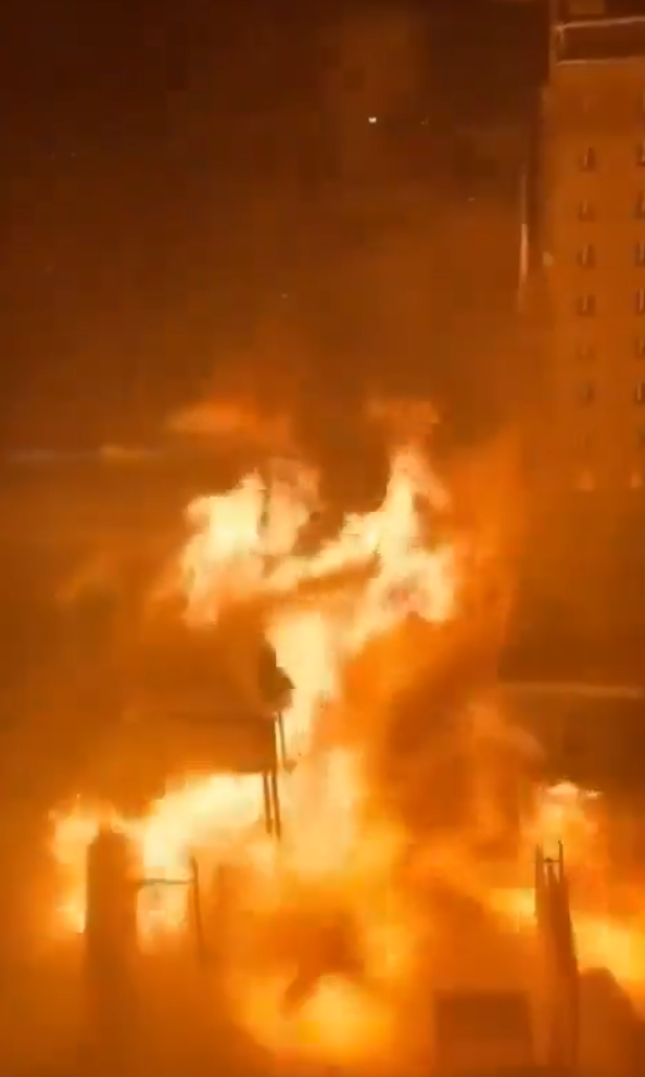 液化天然氣卡車爆炸！清晨惡火「在市中心竄燒」吞噬街道　死傷人數曝光「已有3名消防員殉職」