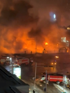 液化天然氣卡車爆炸！清晨惡火「在市中心竄燒」吞噬街道　死傷人數曝光「已有3名消防員殉職」