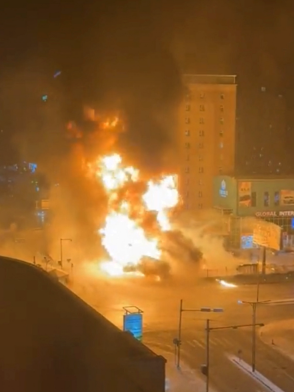 液化天然氣卡車爆炸！清晨惡火「在市中心竄燒」吞噬街道　死傷人數曝光「已有3名消防員殉職」