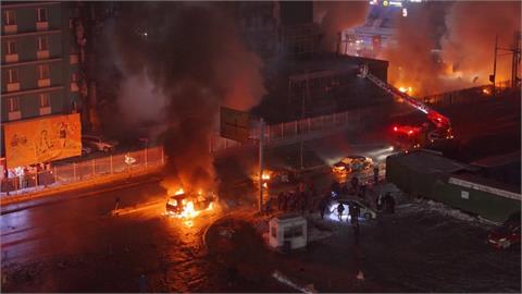 液化天然氣卡車爆炸！清晨惡火「在市中心竄燒」吞噬街道　死傷人數曝光「已有3名消防員殉職」