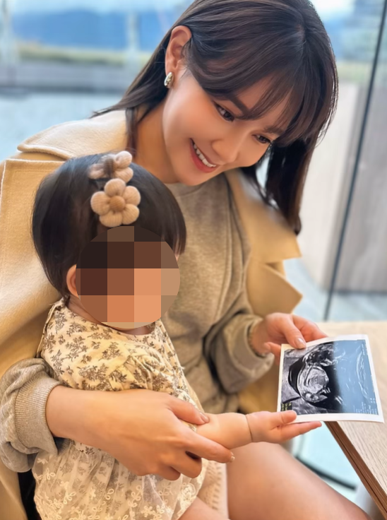 產後7個月又懷孕！美女主播「播報一半濺血」沾滿裙子　自駕奔急診「拜託抓牢媽媽」