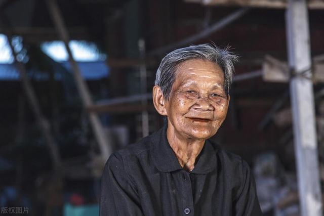過年前陪媽媽去探望大小阿姨！分別去她們家後「親眼見識了窮親戚、富親戚的差別」：人性太現實