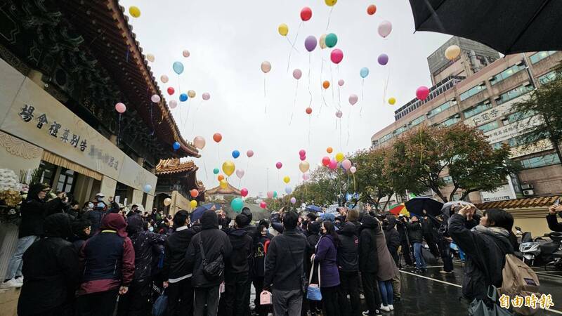 枉死國三生火化！父悲痛自責喊「我是不是做錯了」　不送最後一程「堂弟雨中捧骨灰送別」