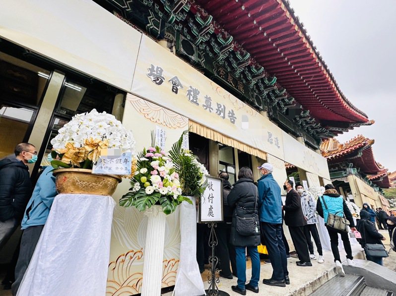 枉死國三生火化！父悲痛自責喊「我是不是做錯了」　不送最後一程「堂弟雨中捧骨灰送別」