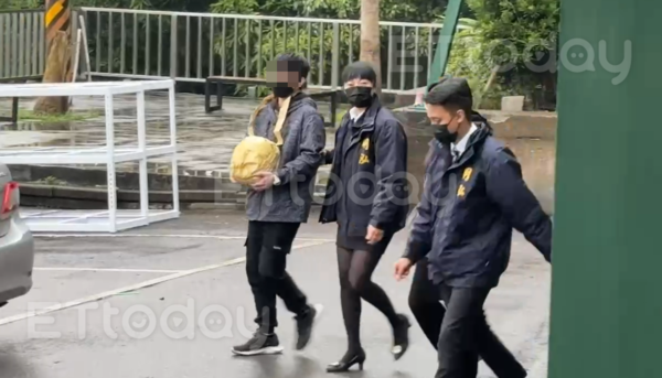 枉死國三生火化！父悲痛自責喊「我是不是做錯了」　不送最後一程「堂弟雨中捧骨灰送別」