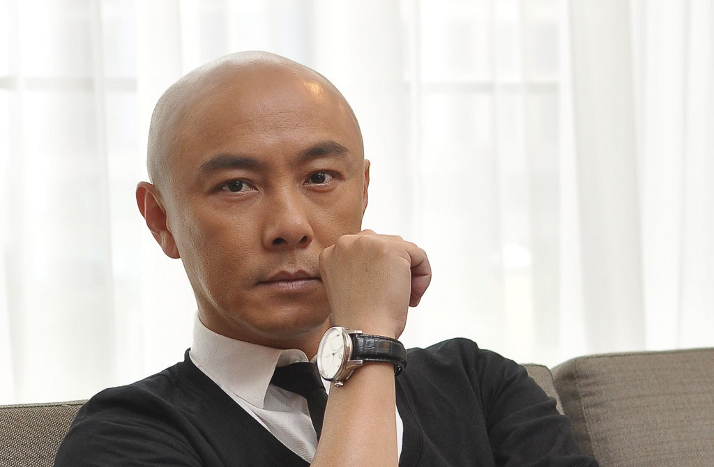 演唱會彩排爆意外！58歲大咖男星「遭懸空鋼琴重壓」　半空中突墜地「驚險25秒曝光」