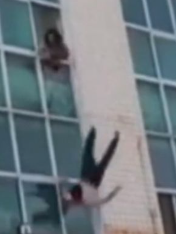 不爽父母！少年為1事「氣憤跳窗輕生」路人嚇壞　媽媽急奔阻止「卻拉不住墜落」