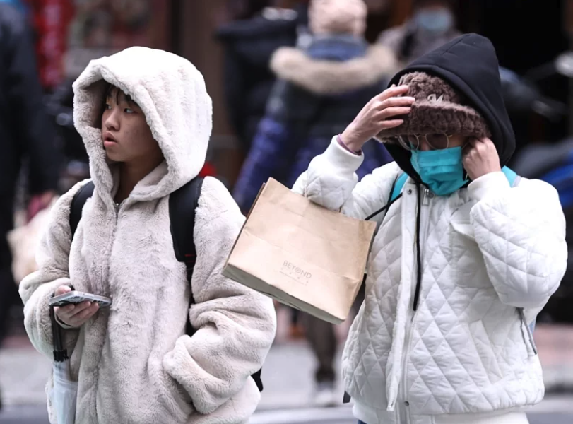 羽絨外套準備收了！寒流減弱「全台回溫30度」時間點曝光　專家苦笑：「先冷死再熱死」