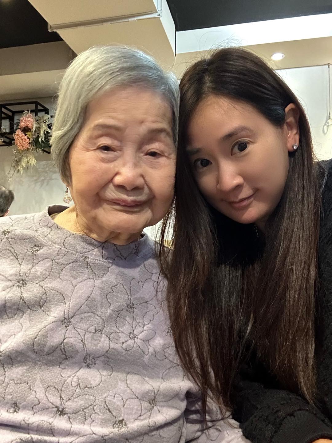 前夫是台塑長孫！42歲女星「同框104歲人瑞阿嬤」　全網震撼「起碼年輕20歲」：基因好強大
