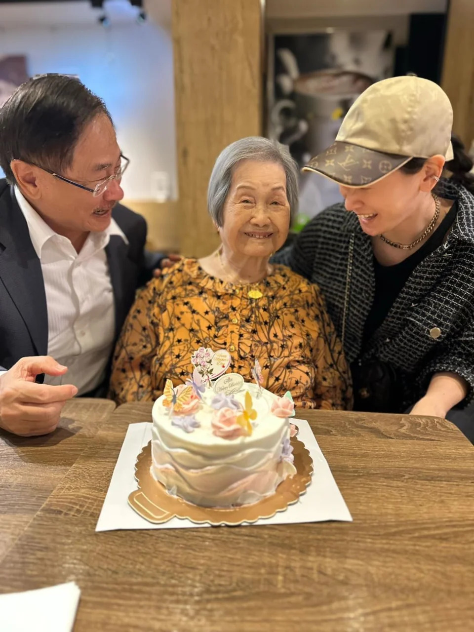 前夫是台塑長孫！42歲女星「同框104歲人瑞阿嬤」　全網震撼「起碼年輕20歲」：基因好強大