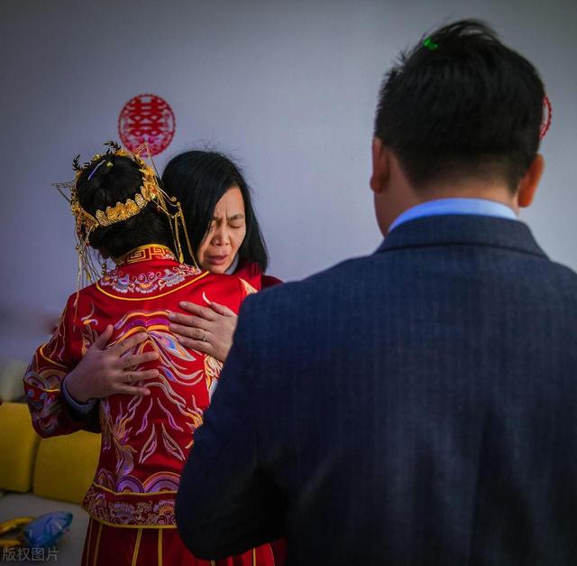 我一直重男輕女只補貼兒子！開刀要15萬「兒女都互相推託」　出院後我悄悄「轉20萬給一旁沈默的他」