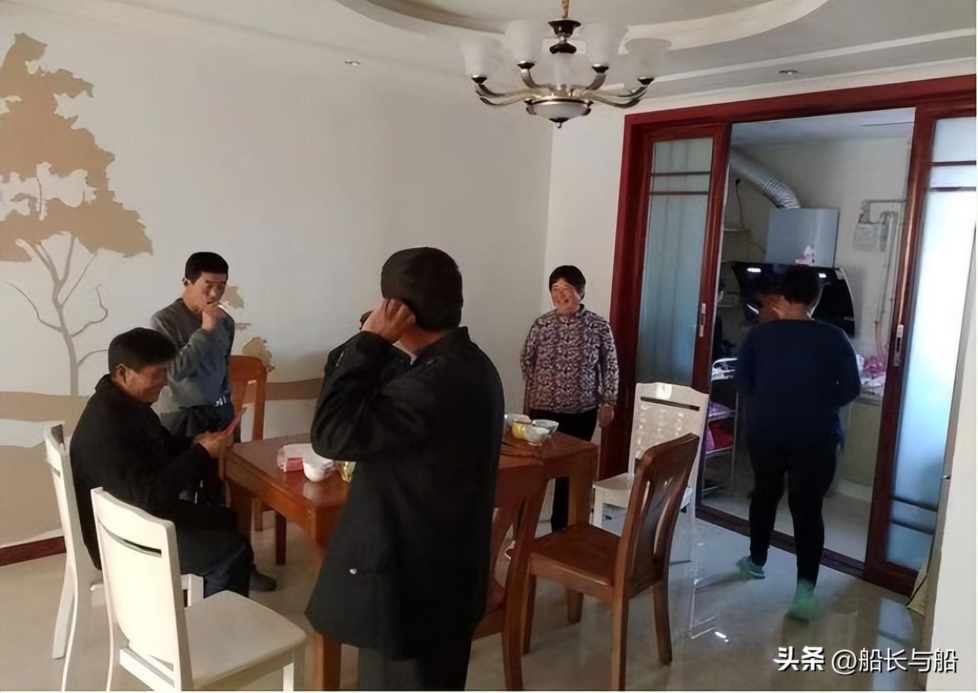 老伴離世後！遠嫁的獨女「接我去女婿家過年」　吃年夜飯「竟然不讓上桌」我氣急做了一件事：再也不來了