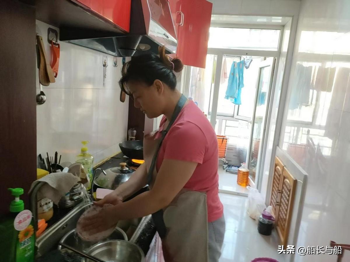 老伴離世後！遠嫁的獨女「接我去女婿家過年」　吃年夜飯「竟然不讓上桌」我氣急做了一件事：再也不來了