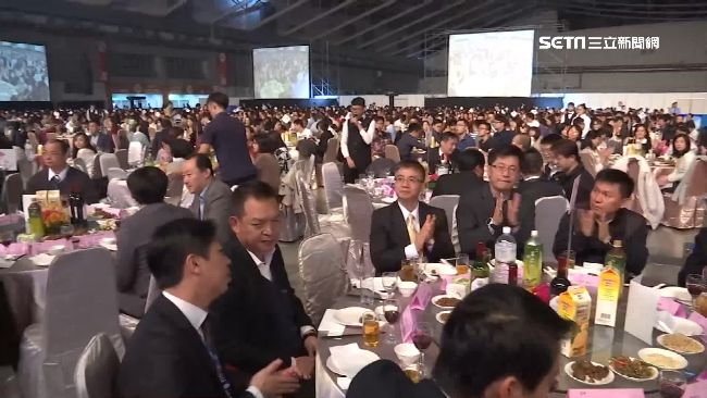 尾牙太幸運！人妻「抽中頭獎5萬元」卻開心不起來　回家「看到婆婆嗨翻請求」無奈：該答應嗎