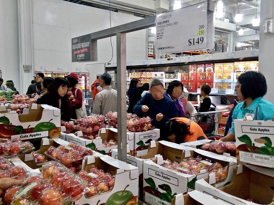 欺騙消費者？他到好市多買「客家鹹豬肉」　拆開包裝後「翻面驚見黑一片」傻掉：這樣要客訴嗎