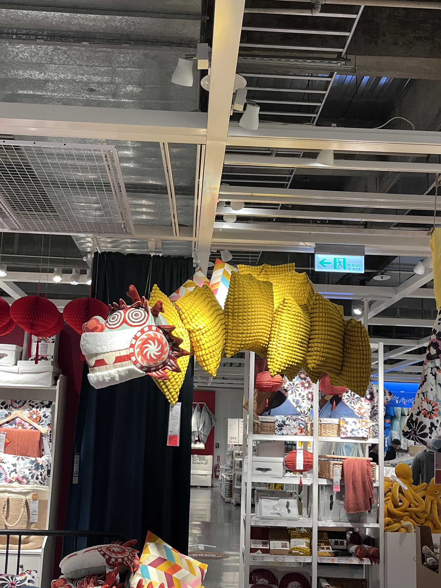 飛龍在天！他逛IKEA抬頭「驚見金黃色巨龍」超應景　靠近仔細一看笑翻「這員工該加薪啦」