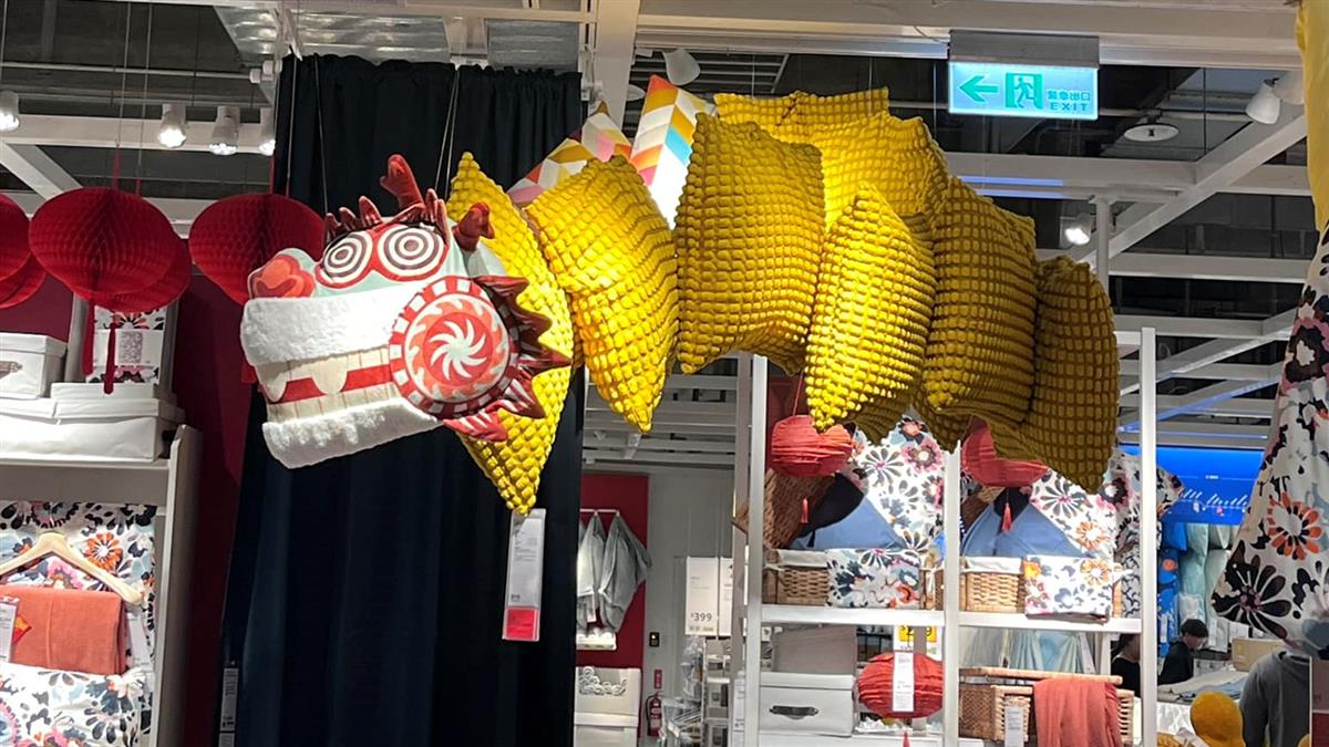 飛龍在天！他逛IKEA抬頭「驚見金黃色巨龍」超應景　靠近仔細一看笑翻「這員工該加薪啦」