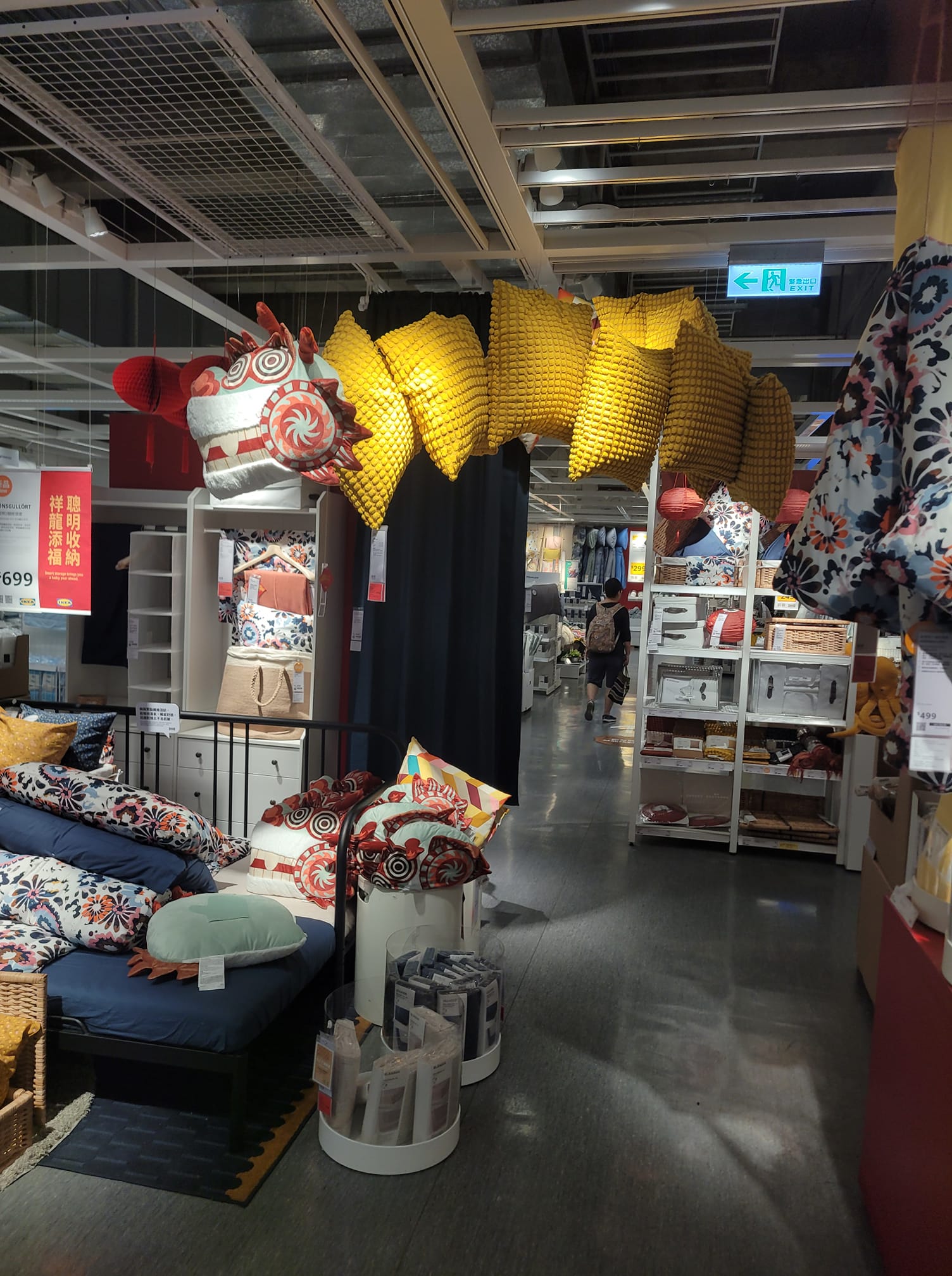 飛龍在天！他逛IKEA抬頭「驚見金黃色巨龍」超應景　靠近仔細一看笑翻「這員工該加薪啦」