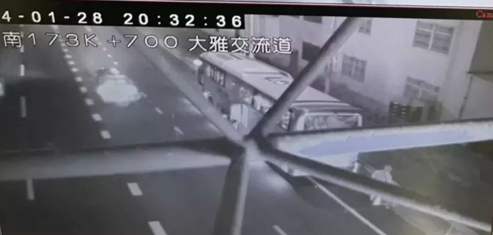 強忍痛苦！國光客運司機「捨命救21位乘客」畫面曝光　「送醫後宣告不治」同事淚：撐到最後不簡單