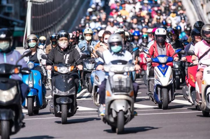 機車發不動！他牽去附近車行「線圈壞掉報價2600」　改去別家「老闆一開口」愣住了...