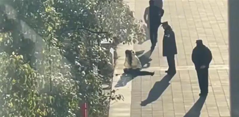 剛簽字離婚！女方走出門「後悔了」蹲路邊失聲痛哭　前夫默默看一眼「秒做1事」全網讚爆