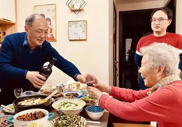 娶到獨生女！岳父母來我家蹭吃3年「分文不掏」　父親生病他們「帶一物探望」我怒甩自己一巴掌