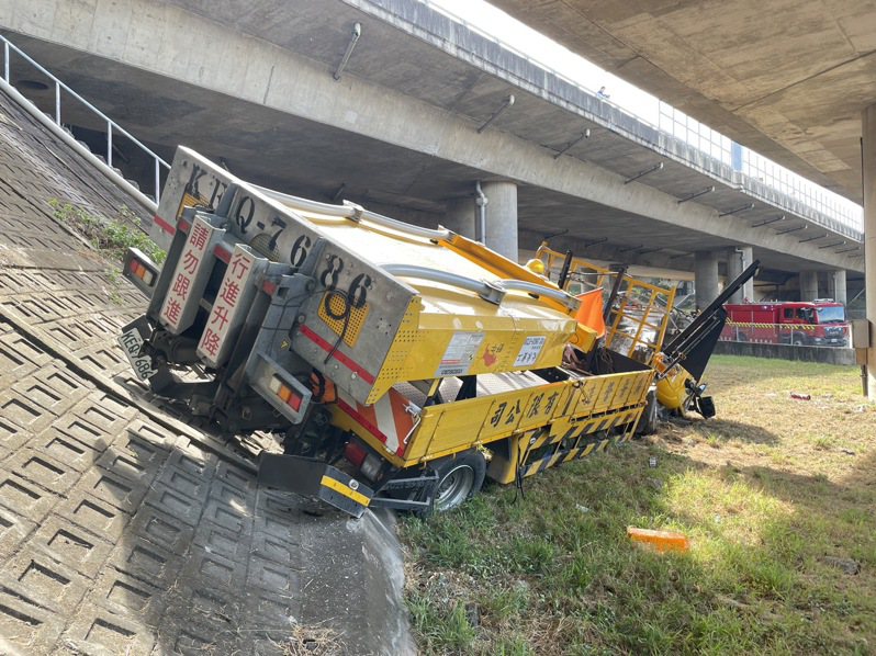 國三重大車禍！工程車遭追撞「翻落10公尺高架下」　太太「第一時間慟認屍」：早上人還好好出門…