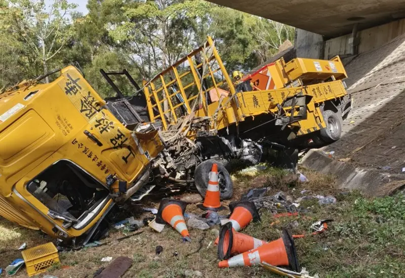 國三重大車禍！工程車遭追撞「翻落10公尺高架下」　太太「第一時間慟認屍」：早上人還好好出門…