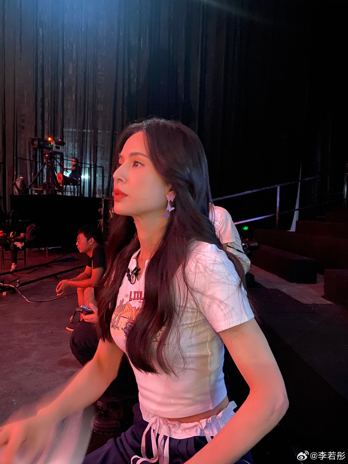 遭疑整型後遺症！57歲女神「臉頰出現詭異凸起」網酸：動過臉嗎　無奈揭真相「竟是怪病纏身」