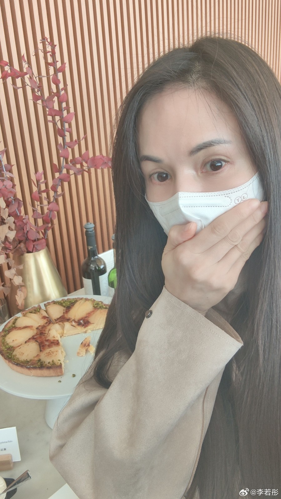 遭疑整型後遺症！57歲女神「臉頰出現詭異凸起」網酸：動過臉嗎　無奈揭真相「竟是怪病纏身」