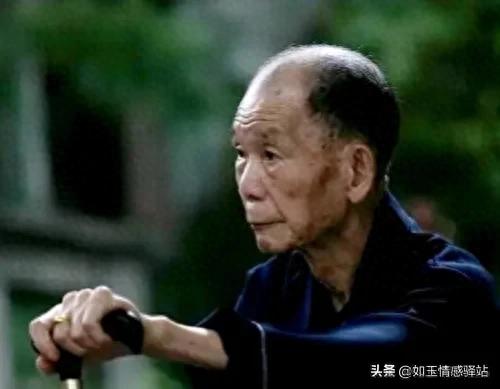 老伴走了！我65歲退休金每月3萬「住進兒子家養老」　親家母來作客「偷聽到她和媳婦對話」我隔天回老家