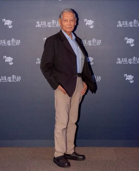 卸下理事長！87歲影帝「突現身尾牙」帥氣依舊　住大安區公寓「認了爬樓梯50年」絕不退休