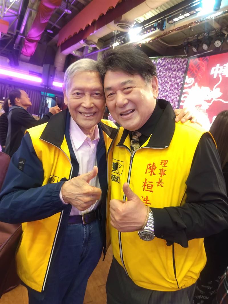 卸下理事長！87歲影帝「突現身尾牙」帥氣依舊　住大安區公寓「認了爬樓梯50年」絕不退休