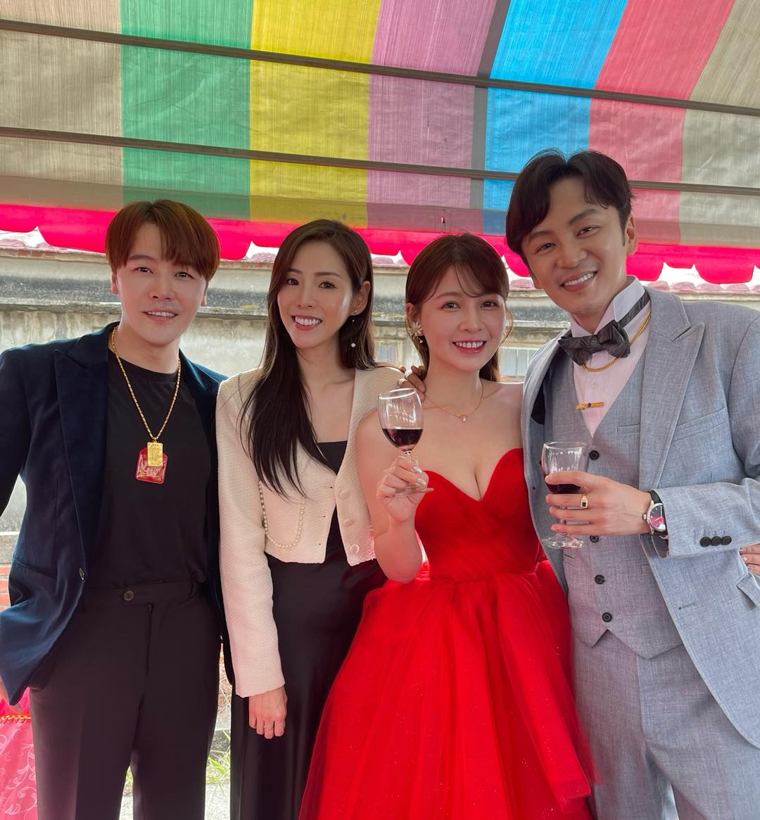 本土劇夫妻完成訂婚！新娘戰袍「深V火辣登場」大辦流水席　小倆口「現場甜蜜互動」太閃了