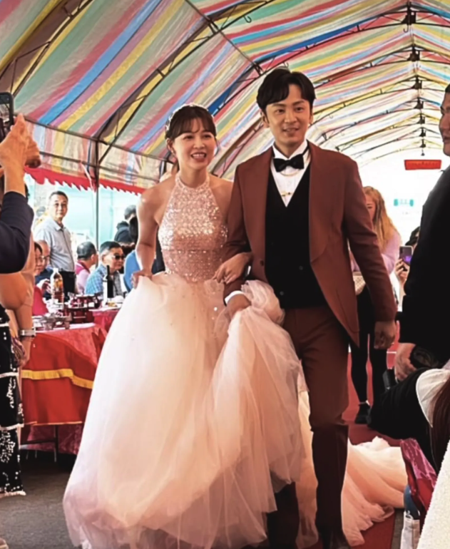 本土劇夫妻完成訂婚！新娘戰袍「深V火辣登場」大辦流水席　小倆口「現場甜蜜互動」太閃了