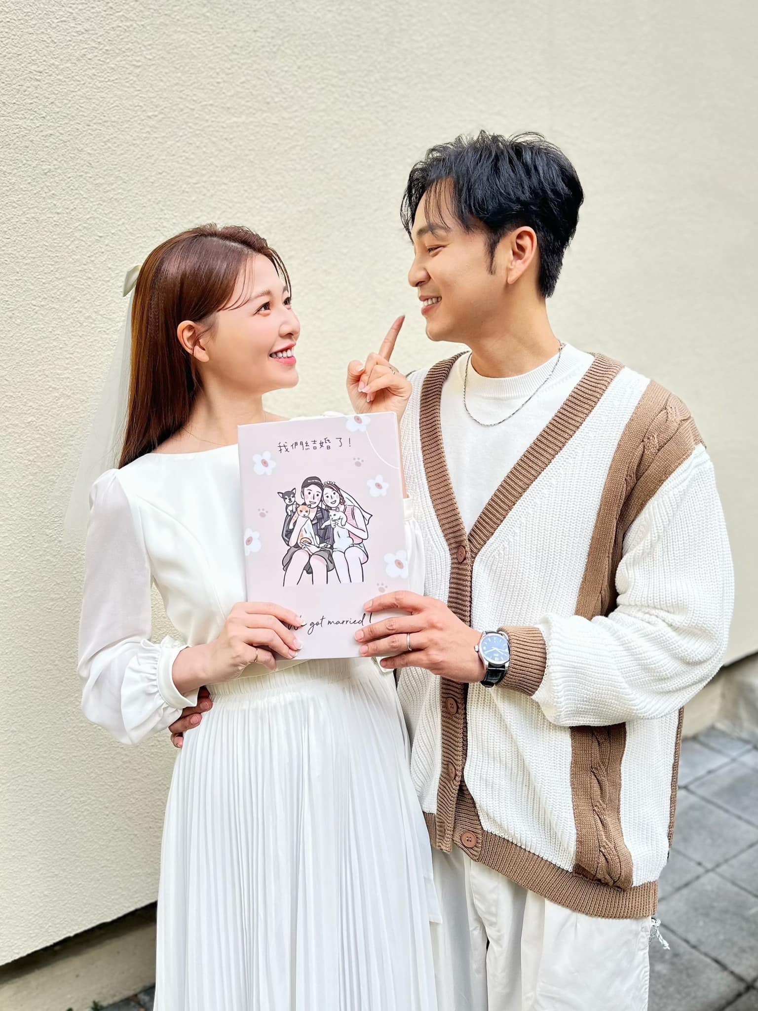 本土劇夫妻完成訂婚！新娘戰袍「深V火辣登場」大辦流水席　小倆口「現場甜蜜互動」太閃了