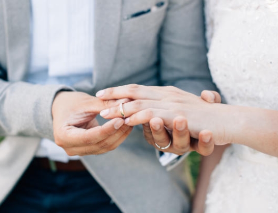 婚前外遇小王！新郎氣炸「婚宴放送出軌片」畫面曝光　娘家超尷尬「臉全被丟光了」　