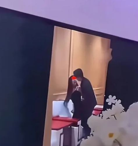 婚前外遇小王！新郎氣炸「婚宴放送出軌片」畫面曝光　娘家超尷尬「臉全被丟光了」　