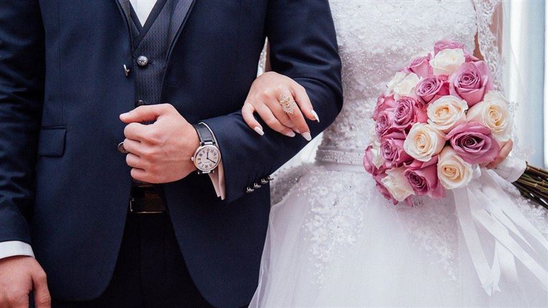 婚前外遇小王！新郎氣炸「婚宴放送出軌片」畫面曝光　娘家超尷尬「臉全被丟光了」　