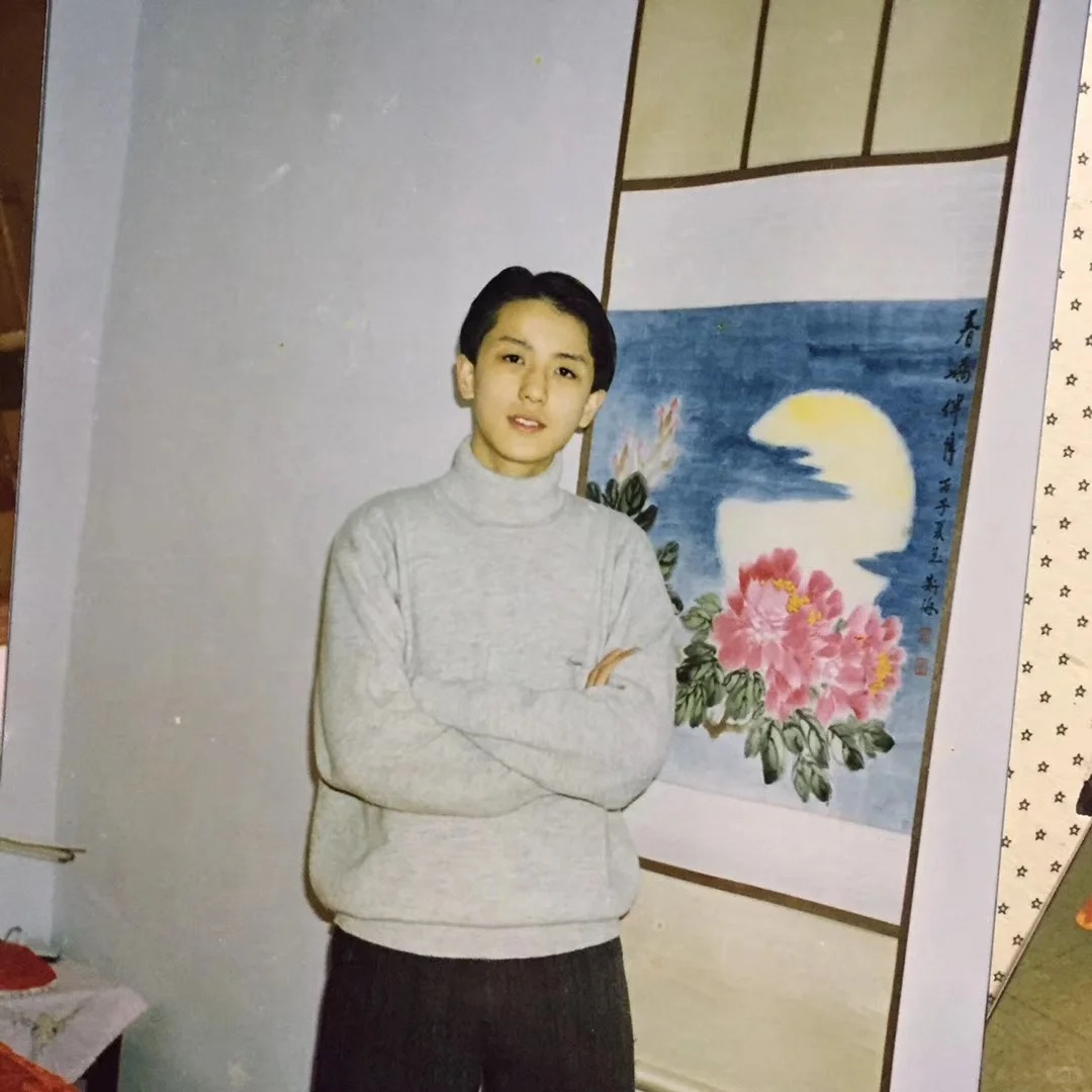 女兒單身太久「媽囑咐不要太挑」！她一翻爸爸舊照「驚為天人」看呆：媽去哪挑的？