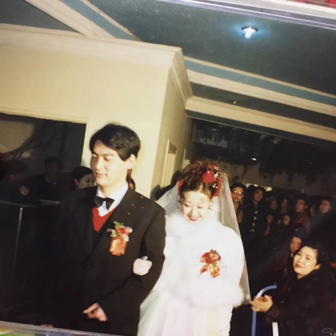 女兒單身太久「媽囑咐不要太挑」！她一翻爸爸舊照「驚為天人」看呆：媽去哪挑的？