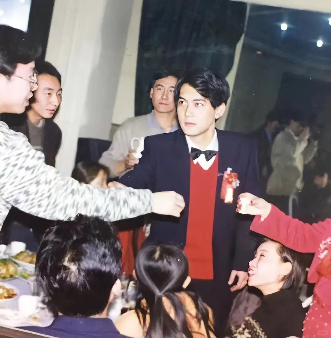 女兒單身太久「媽囑咐不要太挑」！她一翻爸爸舊照「驚為天人」看呆：媽去哪挑的？