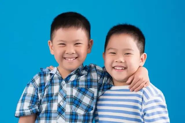 大嫂嘴甜「會哄公婆開心」處處壓著弟媳！吃團圓飯「關鍵一舉動」親戚秒懂：誰才是真孝順