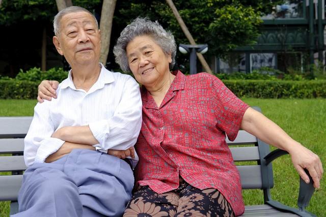 大嫂嘴甜「會哄公婆開心」處處壓著弟媳！吃團圓飯「關鍵一舉動」親戚秒懂：誰才是真孝順