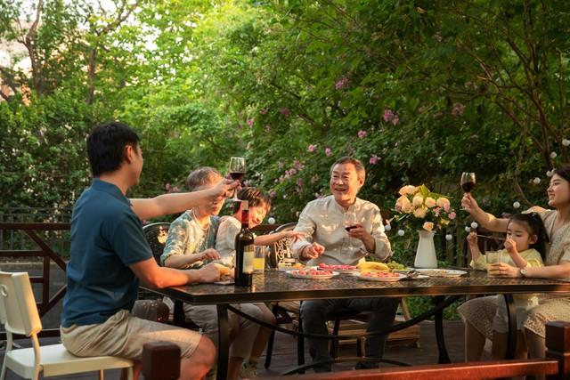 大嫂嘴甜「會哄公婆開心」處處壓著弟媳！吃團圓飯「關鍵一舉動」親戚秒懂：誰才是真孝順