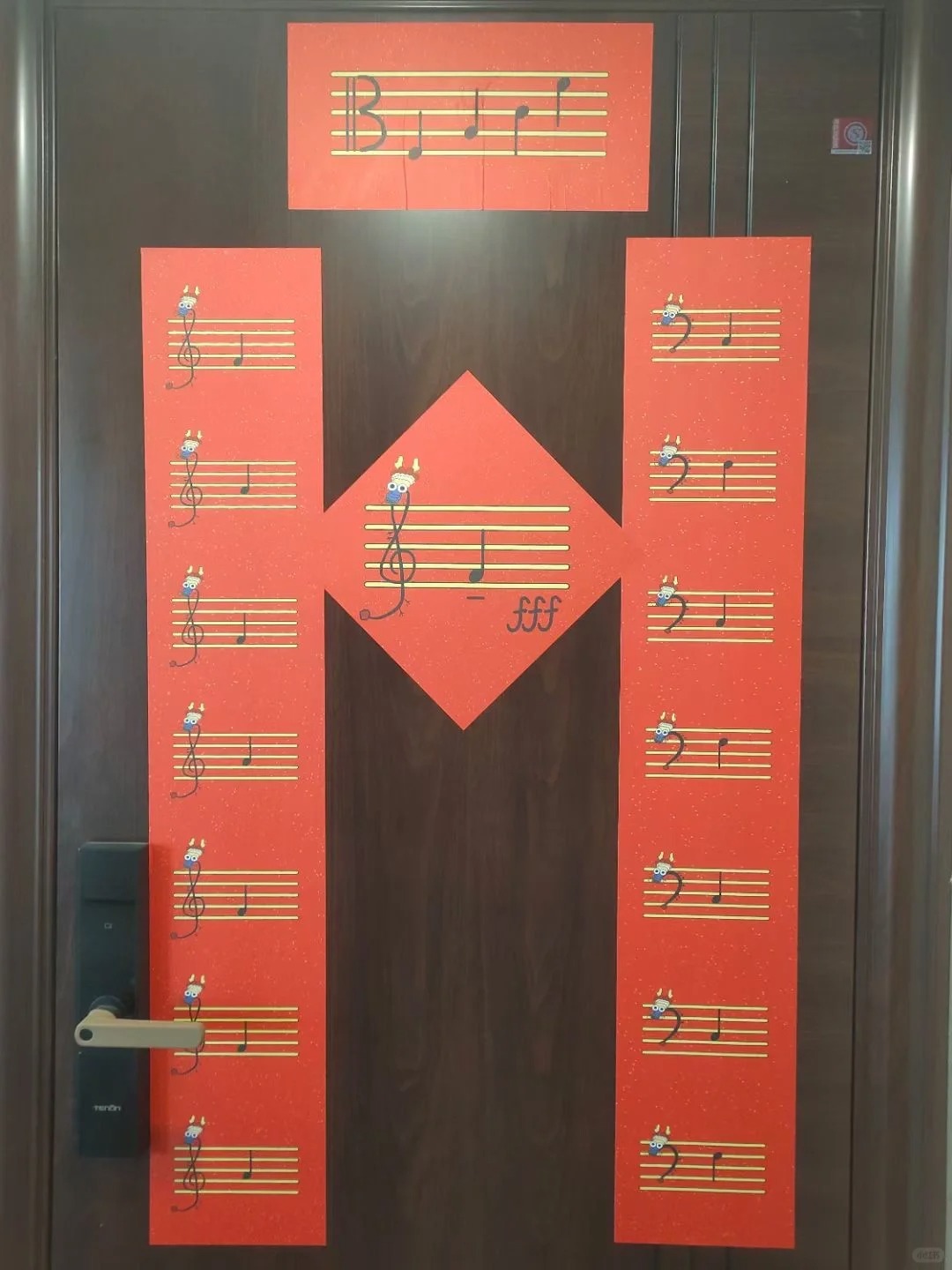 有誰看得懂？超創意春聯「只有五線譜＋音符」　專業網友完整翻譯「今年準備發大財」