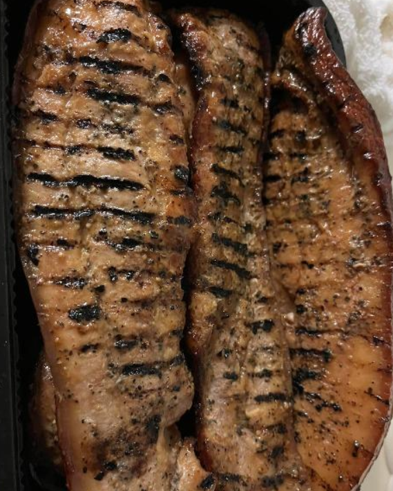 欺騙消費者？他到好市多買「客家鹹豬肉」　拆開包裝後「翻面驚見黑一片」傻掉：這樣要客訴嗎