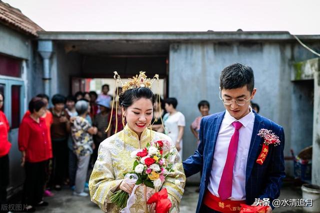 大女兒嫁有錢人很神氣！我生日時「大女兒包2萬大紅包」　小女兒只送2箱牛奶「打開後我嚇壞跑去她家」